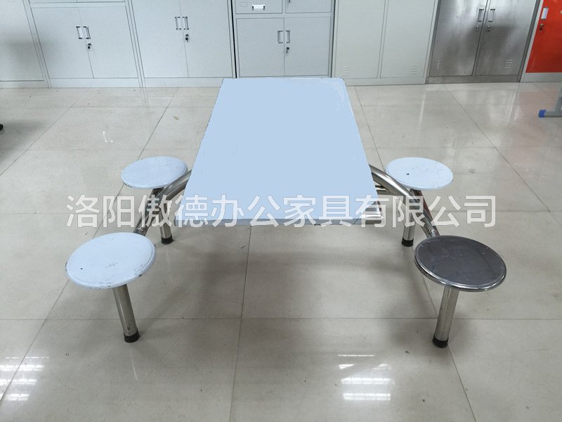选购款不仅耐磨损而且还长寿的不锈钢餐桌椅要条件是什么呢？