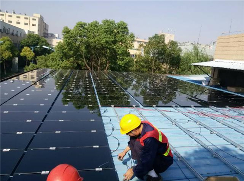 屋顶太阳能发电安装